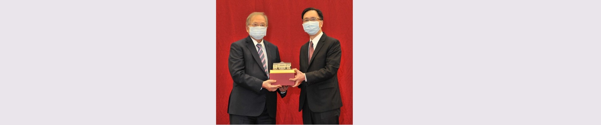 125週年院慶-頒發感謝狀及紀念品予台灣石化合成公司吳澄清董事長