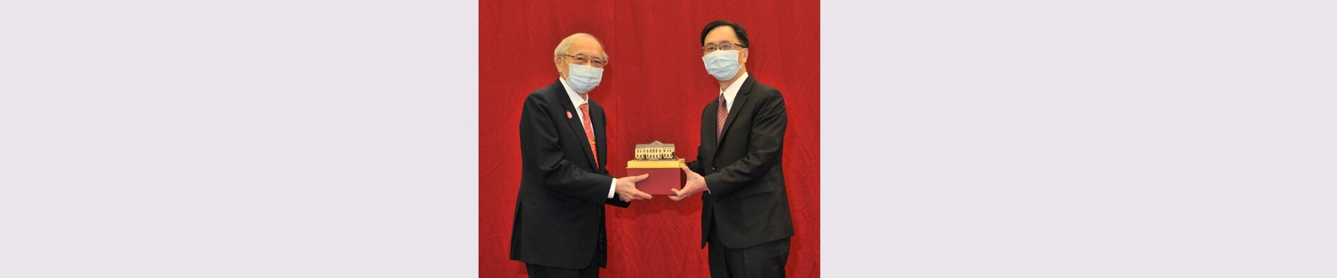 125週年院慶-頒發感謝狀及紀念品予永大針織股份有限公司樓海鳴董事長